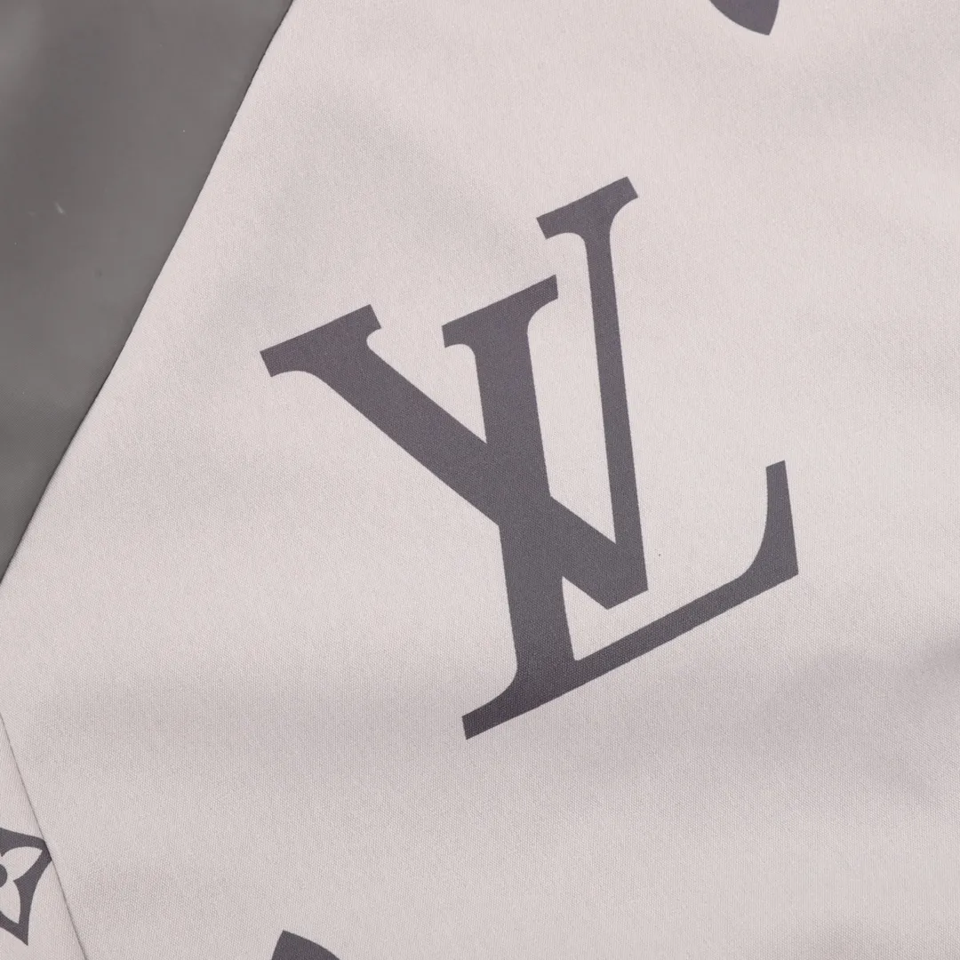 🅿️550 LouisVuitton/Louis Vuitton stitched presbyopia all-over printed windbreaker zipper jacket. Purchase the original version and have it printed immediately. The fabric is made of custom densely spun technical fabric that is light and thin, and the upper body is silky and breathable. Infrared positioning cutting, workwear-style windbreaker design, the upper body is invincible and versatile. All details are customized and developed, and all hardware and accessories are restored to ZP. Size：XS-L